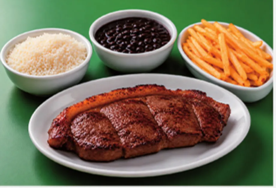 Picanha mit Beilagen serviert im Picanha Brasil